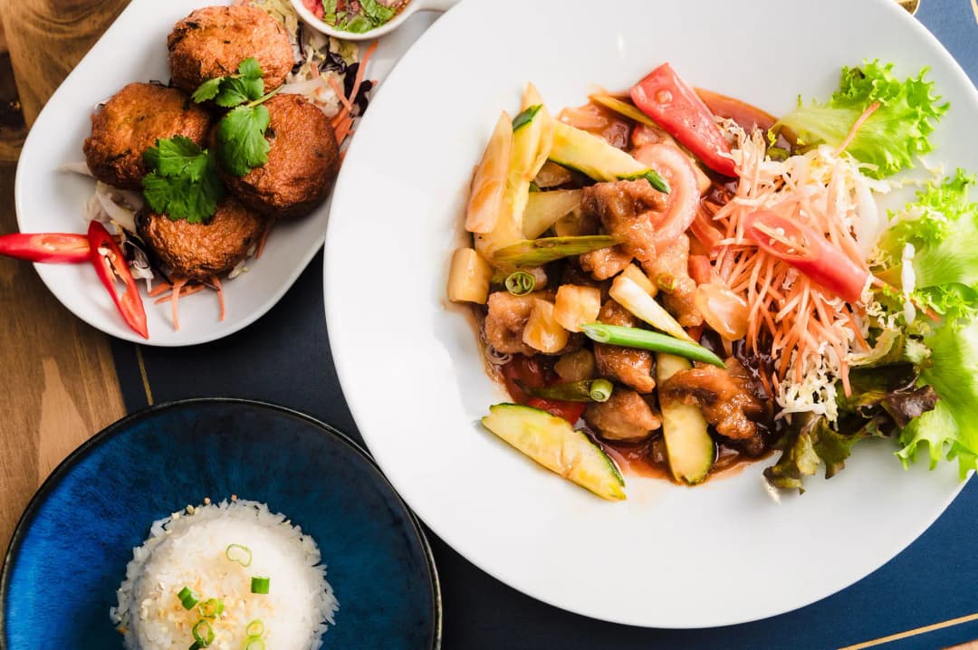 Chicken and cashew nuts with fishcakes